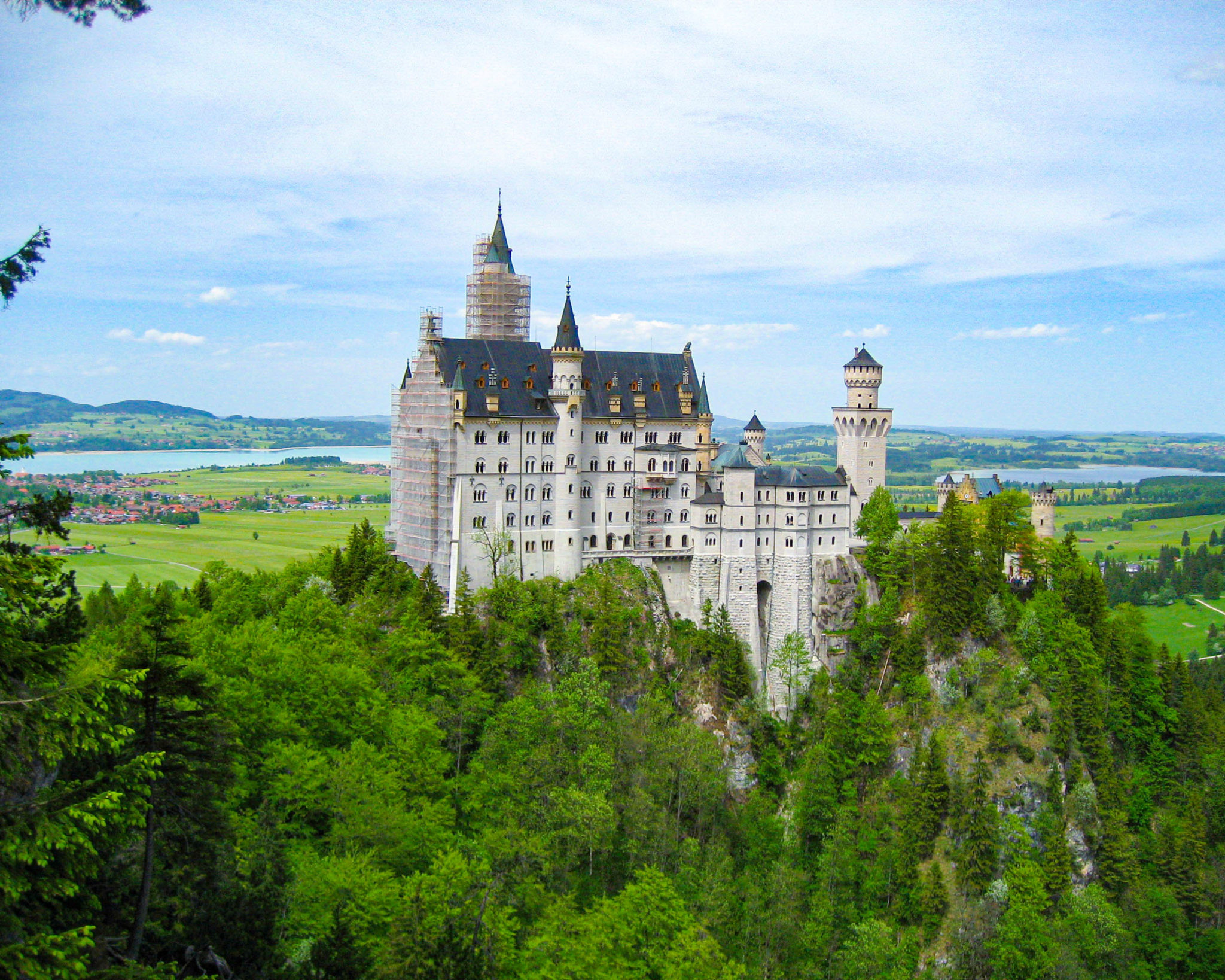 Explore Nine of the Best Castles Around the World : The incredible image depicting a gorgeous landscape. The tones are just striking and mix flawlessly. Its arrangement looks fantastic, with the features are extremely defined.